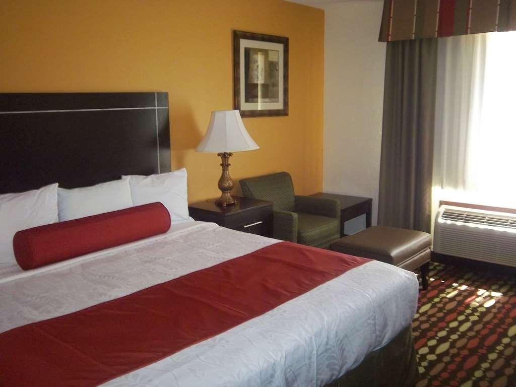 Best Western Greentree Inn & Suites Moore Room photo