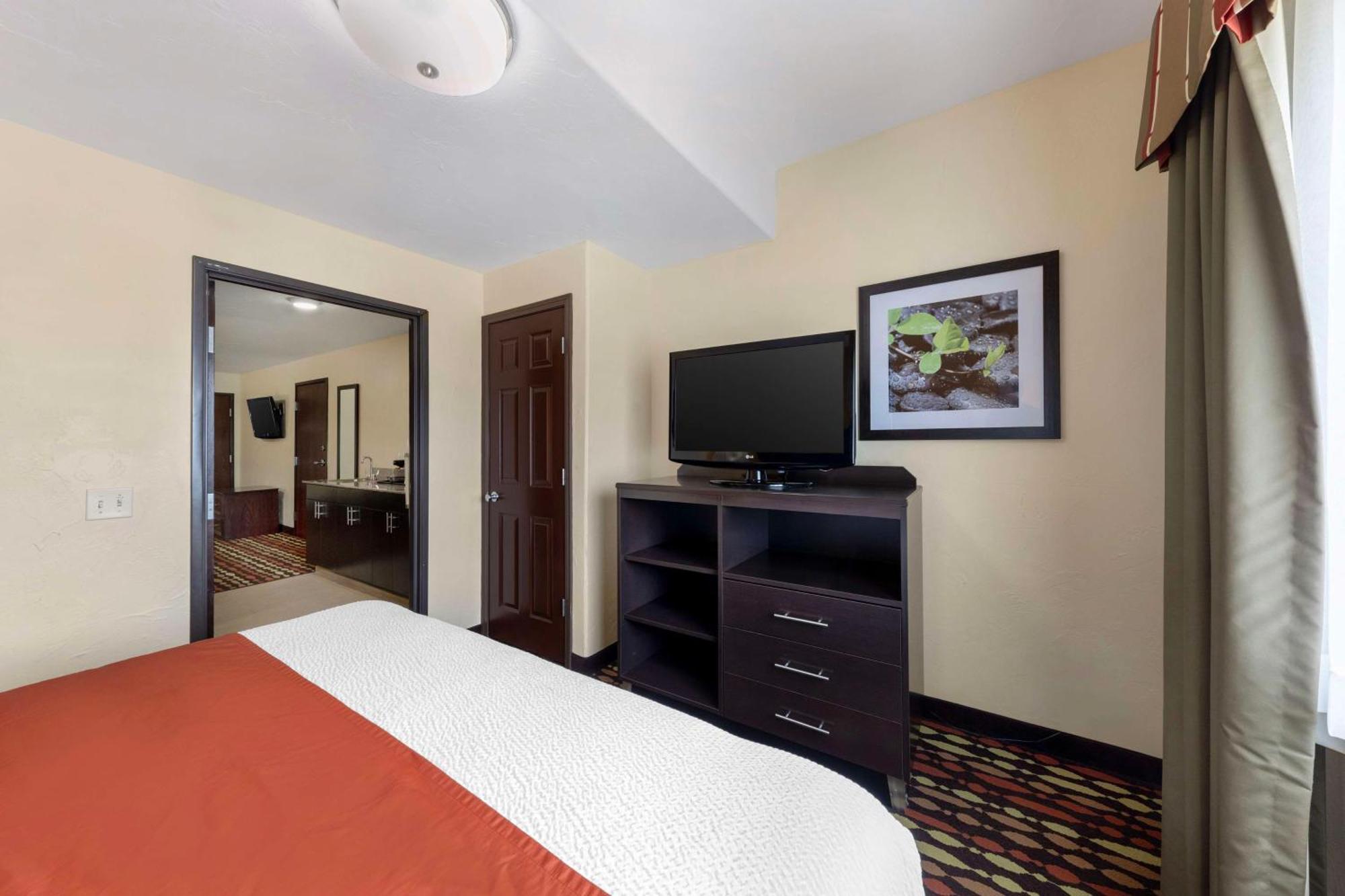 Best Western Greentree Inn & Suites Moore Exterior photo