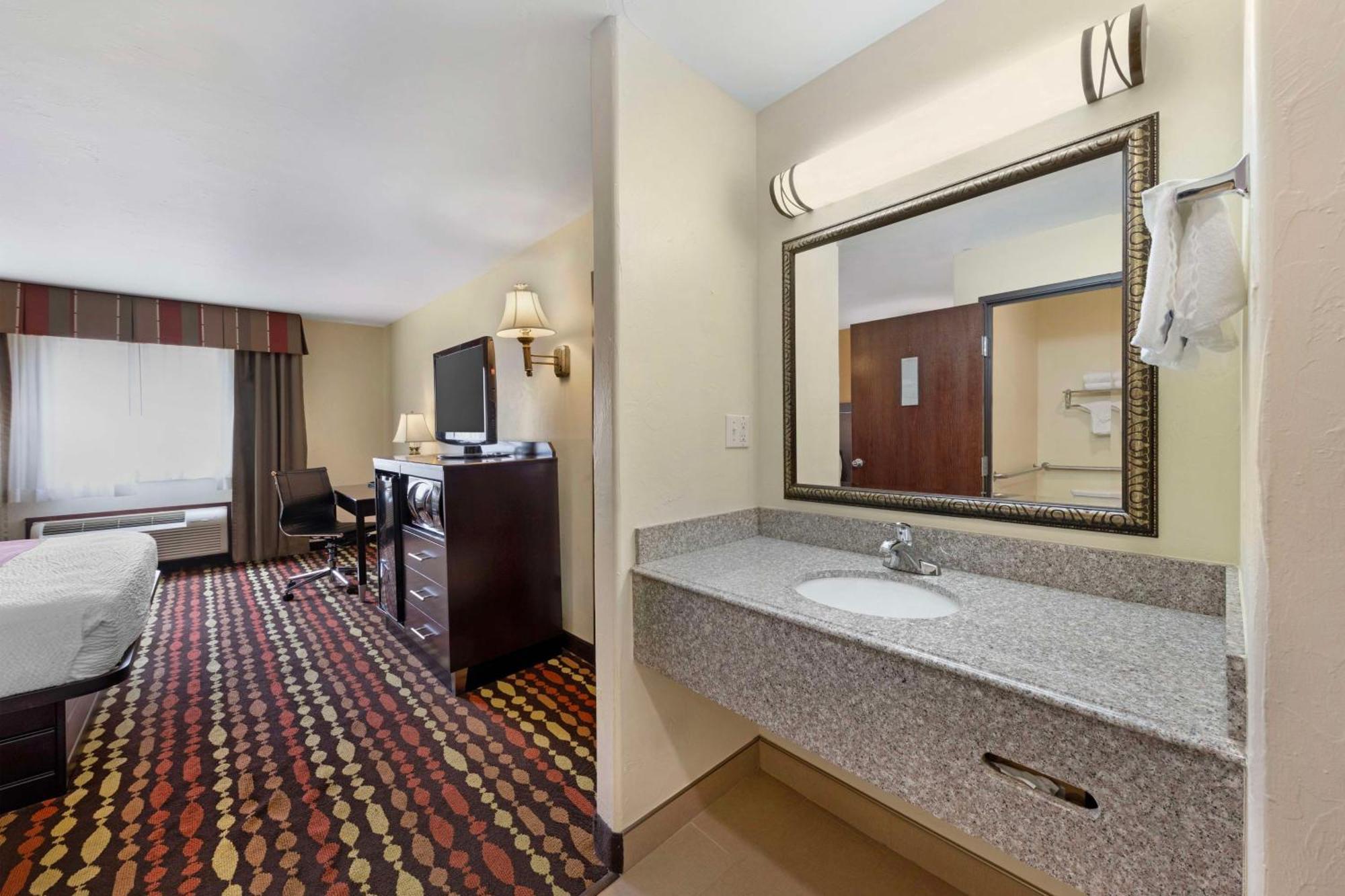 Best Western Greentree Inn & Suites Moore Exterior photo