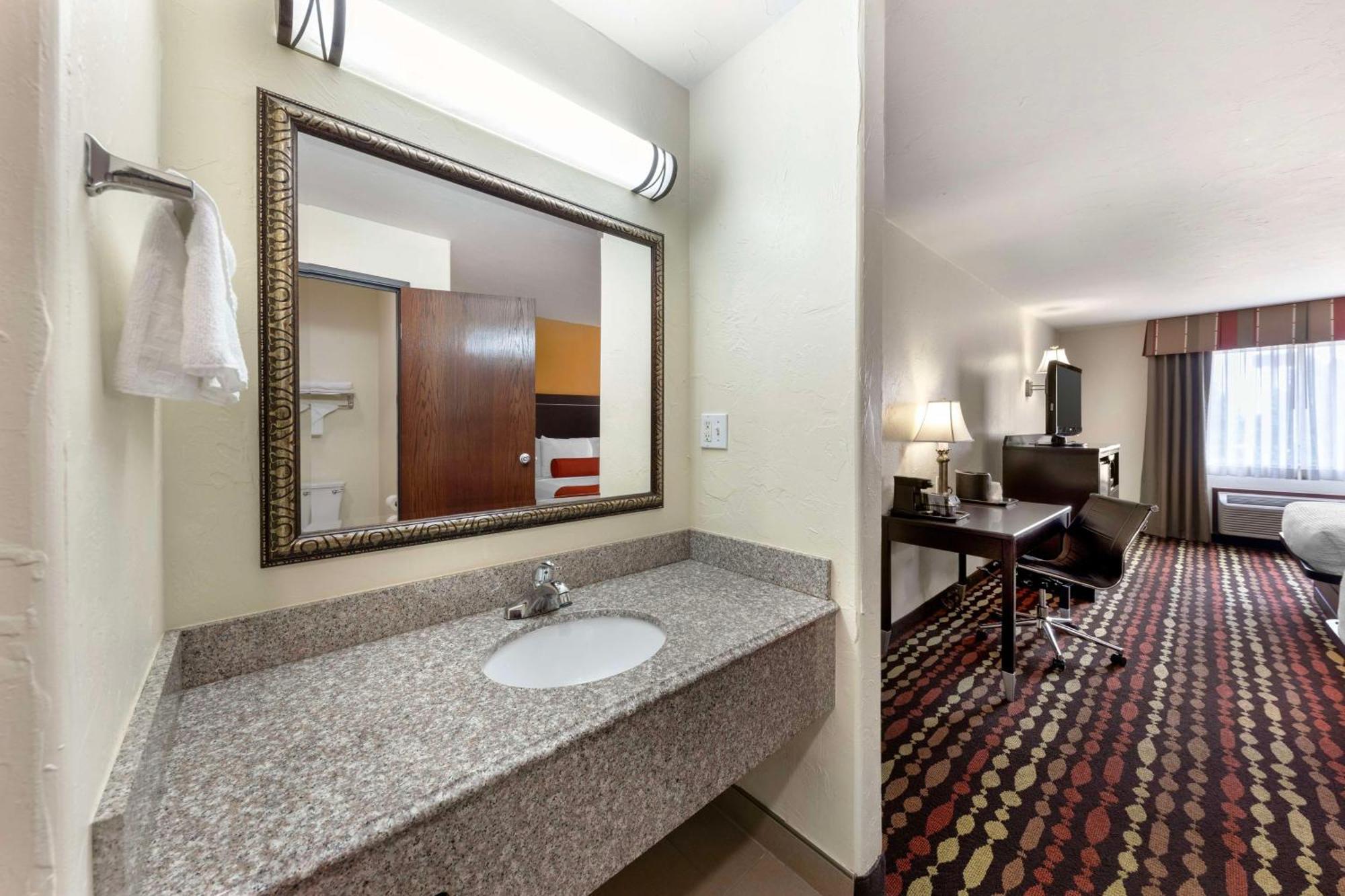 Best Western Greentree Inn & Suites Moore Exterior photo