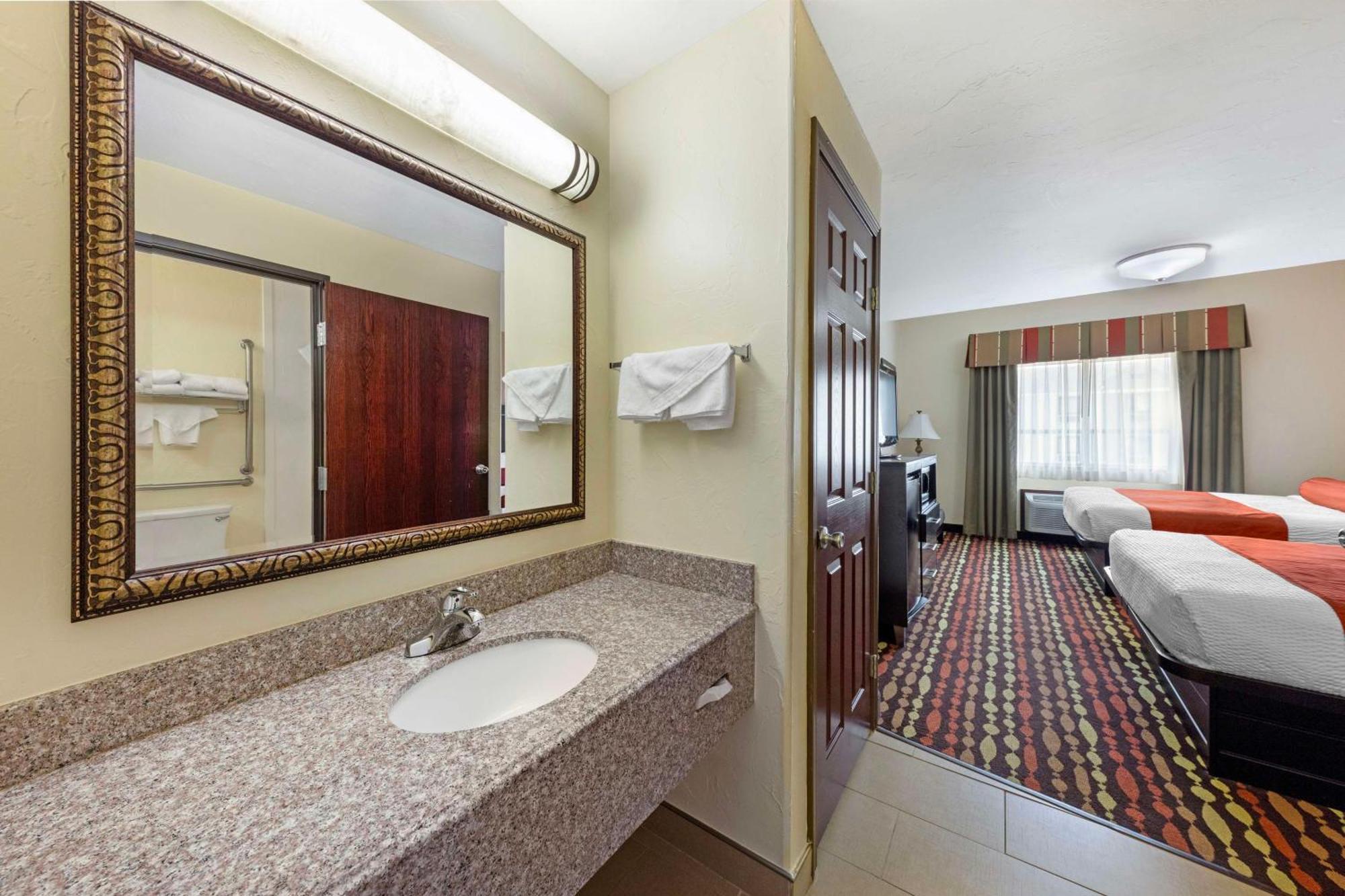 Best Western Greentree Inn & Suites Moore Exterior photo