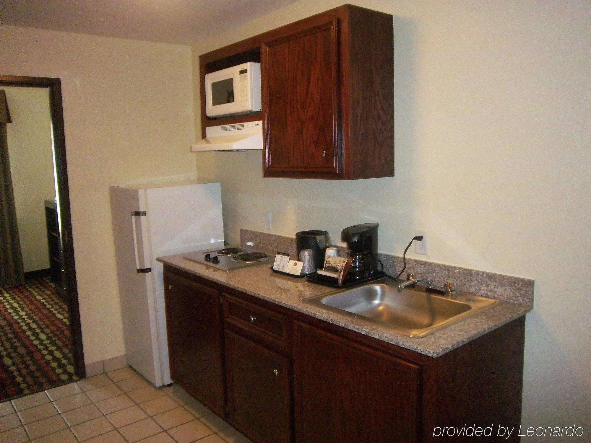 Best Western Greentree Inn & Suites Moore Room photo