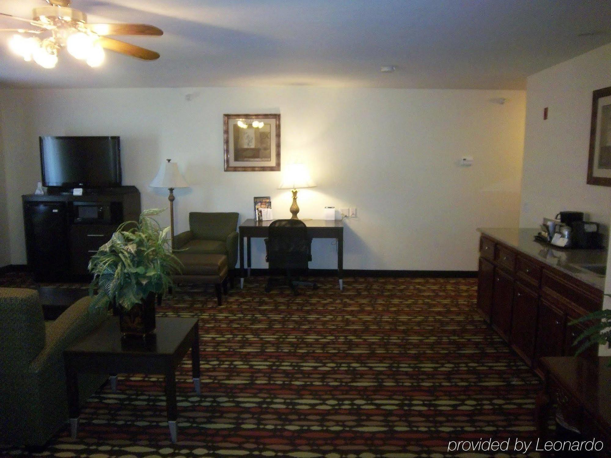 Best Western Greentree Inn & Suites Moore Room photo